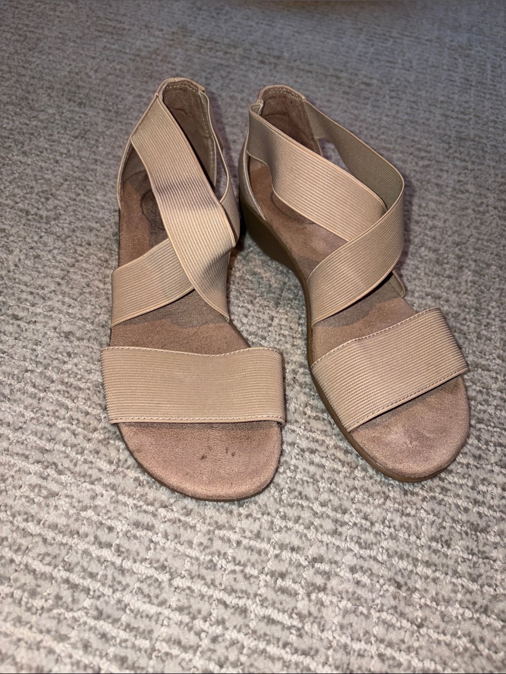 Life Stride Women’s Beige Elastic Straps Open Toe Mini Wedge Sandals Size 5.5